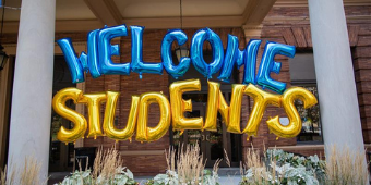 "Weclome Students" balloon sign outside of the William Pitt Union. 