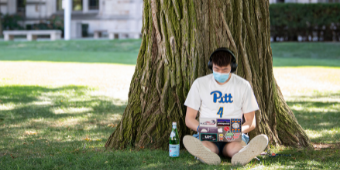 Student setting up their Pitt email.